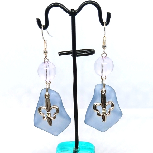 HANDMADE Blue Flower Petals & Silver Fluer de Lis Charms Dangle Earrings - Picture 1 of 6